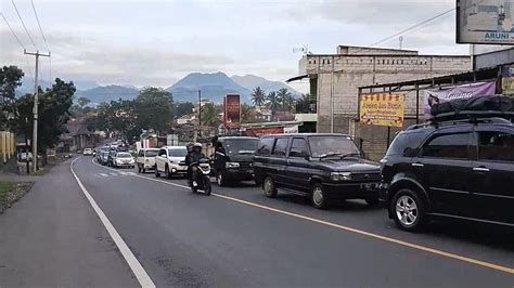 Libur Lebaran Ribuan Kendaraan Wisatawan Mulai Padati Ruas Jalan