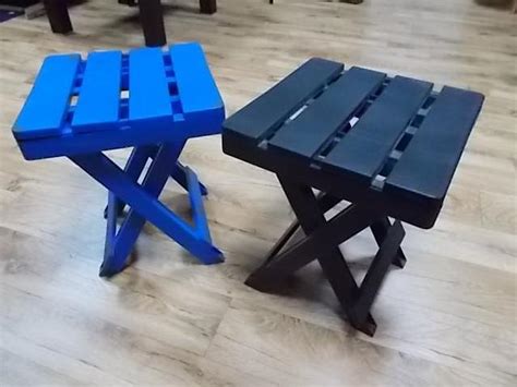 Складной пластиковый табурет
