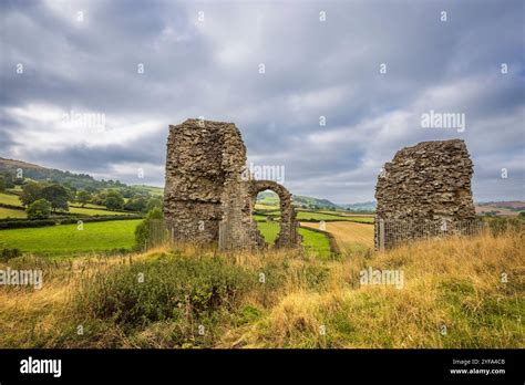 The Ruins Of Clun Castle Shropshire England Stock Photo Alamy