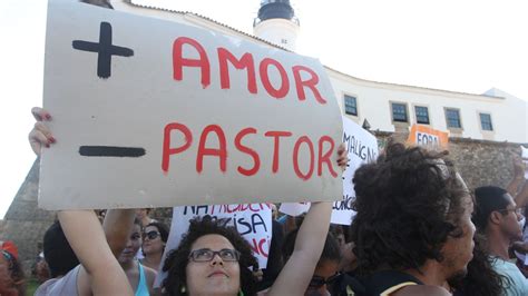 Beijaço contra Feliciano reúne simpatizantes da causa gay em São Paulo 23 03 2013 UOL Notícias