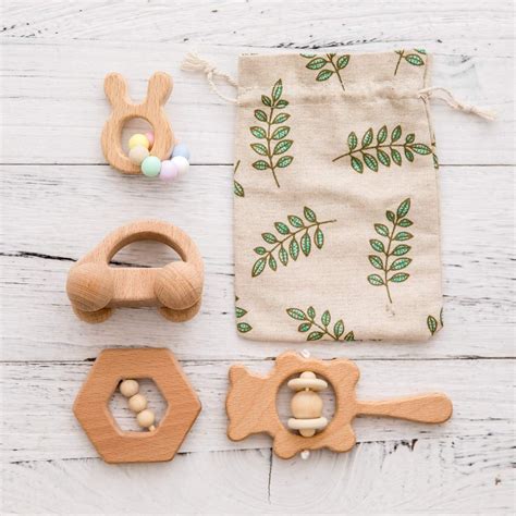 Amazon co jp Promise Babe 赤ちゃん おもちゃ 木製 ガラガラ ラトル 木製ミニカー 押し車 かわいいウサギ 無塗装 カミカミ 赤ちゃん 出産祝い 新生児ギフト 4個