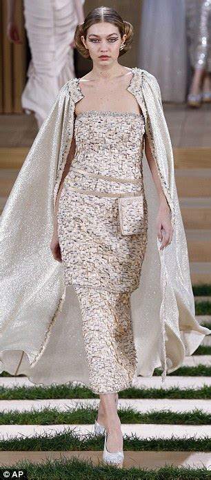 Gigi Hadid Poses Completely Nude On Her First French Vogue Cover Daily Mail Online