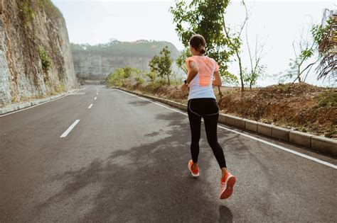 Mujer Deporte Corriendo En Carretera Foto Premium