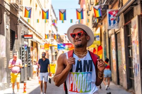 Un homme d ethnie noire gay appréciant et souriant au drapeau LGBT de