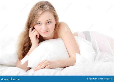 Reizvolle Blonde Frau Auf Dem Bett Stockfoto Bild Von Schlafzimmer