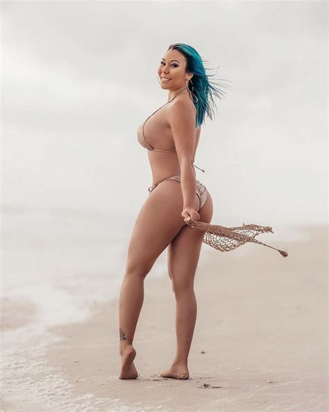 Các bóng hồng làng võ diện bikini khoe thân