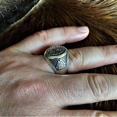 Кольцо Вегвизир с Валькнутом - Логово Волка – интернет магазин амулетов ...