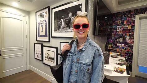 JoJo Siwa 17 Confirms She Came Out As LGBTQ After Wearing Best Gay Cousin Ever Shirt