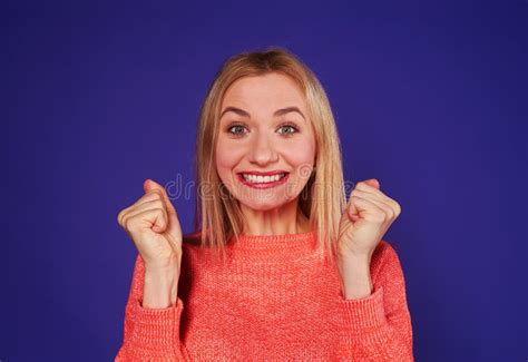 Blonde Smiley Wensend Iets Stock Afbeelding Image Of Kleurrijk