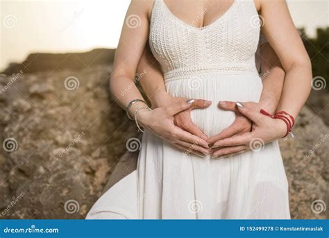 Femme Enceinte Et Son Mari Tenant Des Mains Sur Le Ventre Photo Stock