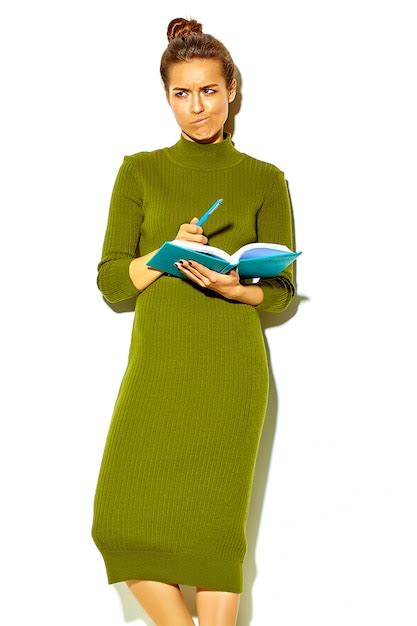 Portrait De Beau Heureux Mignon Sourire Brunette Girl Tudiant Dans D Sinvolte Vert