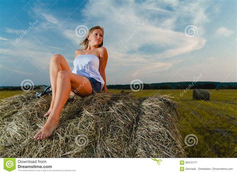 Junge Sexy Blonde Aufstellung Auf Einem Heuschober Stockbild Bild Von Fahrwerkbeine