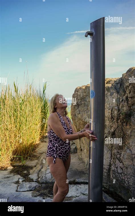 Dusche Am Strand Bikini Fotos Und Bildmaterial In Hoher Aufl Sung Alamy