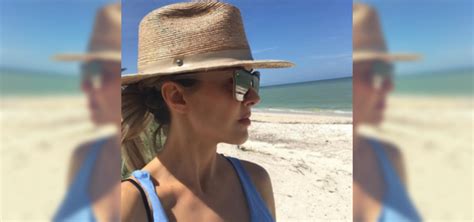 Fey Comparte Foto Con Atrevido Bikini