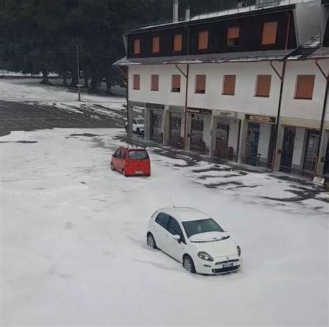 Meteo Pazzo In Appennino Modenese La Grandine Imbianca Le Piane Di