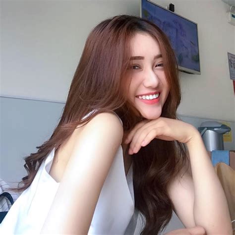 Nữ sinh ĐH Tôn Đức Thắng toàn hot girl em vợ cầu thủ nổi tiếng Gương mặt trẻ ZNEWS VN