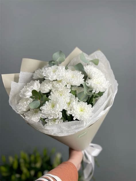 Букет из хризантемы балтика с эвкалиптом | Небольшие цветочные ...