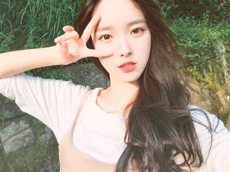 Quên son đỏ son nude đi son hồng san hô mới là màu son được con gái châu Á mê nhất hè này