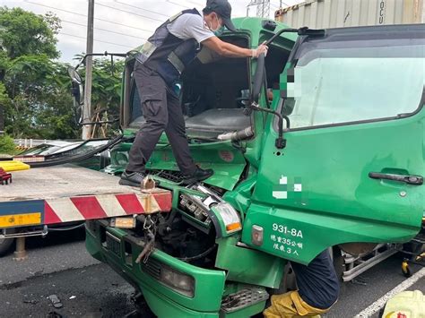 快訊高雄追尾恐怖車禍！大貨車猛撞拖板車 車頭凹陷變形駕駛受困