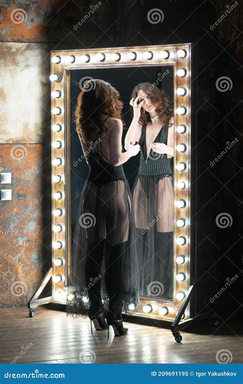 Selfie Jeune Fille Blonde Nu Devant Son Miroir Site De Rencontres Pour Adultes D Couvrez L