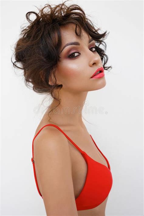 Mujer Hermosa En Bikini Y Pantalones Cortos Rojos Imagen De Archivo Imagen De Pantalones