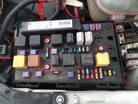 Демонтаж и разборка блока предохранителей. Часть первая. — Opel Astra H ...