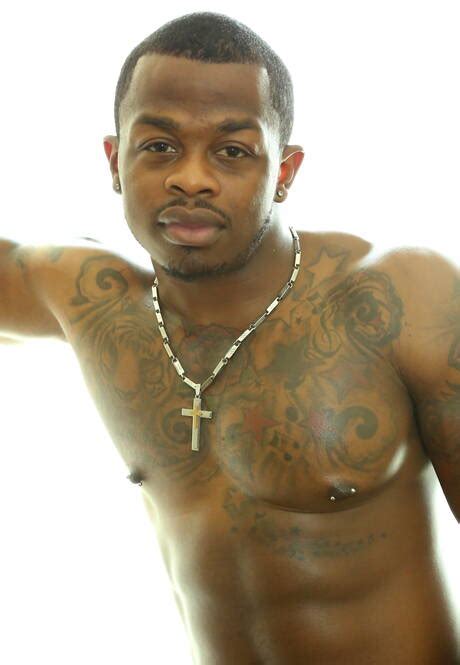 Ebony Bodybuilder Mustang Undressing And Showing Hot Butt