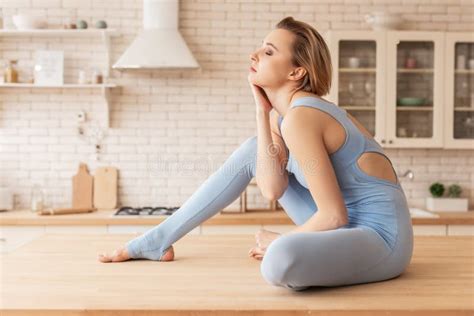 Femme Blonde Maigre S Asseyant Sur La Table Dans La Pose De Lotus Photo Stock Image Du