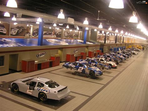 Garage Nascar Cars Wallpapers 2048x1536