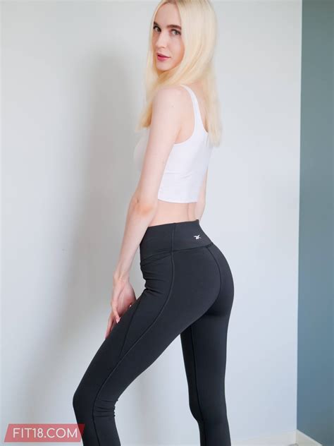 Fit Blonde Chick Shinaryen Rean Exposes Her Super Naked Body Photos