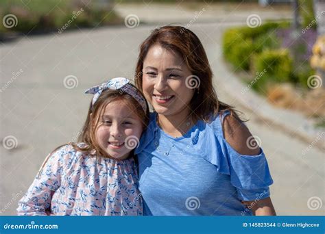 Madre E Hija De Latina Que Sonr En Y Que R En En La Calle Suburbana Foto De Archivo Imagen De