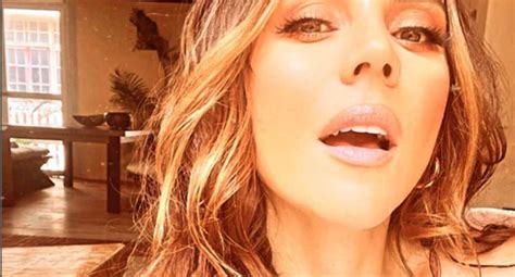 El cuerpazo de Carolina Gaitán en bikini y al lado de la piscina