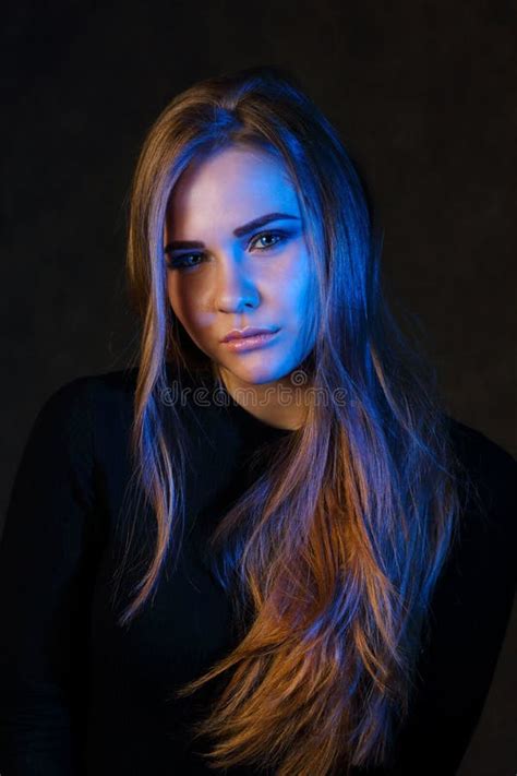 Blonde Con El Pelo Largo En Actitudes Negras Imagen De Archivo Imagen De Estilo Maquillaje