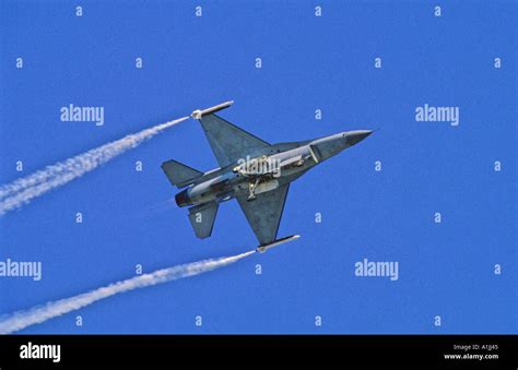 General Dynamics F 16 Fighting Falcon Stock Photo Alamy