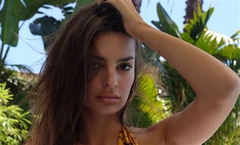 Emily Ratajkowski Posa En Bikini Junto A Playas De Maldivas