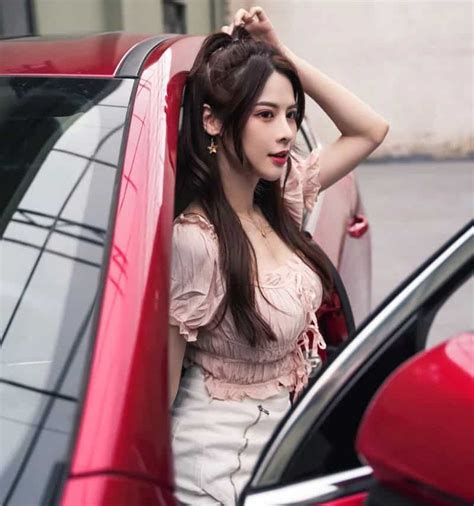 Hot girl đốt mắt dân mạng với loạt ảnh khoe dáng bên xế hộp Trung Quốc sang chảnh BYD Sài Gòn