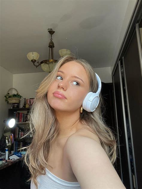 Headphones Pose Ideas Honey Blonde Hair JBL Headphones Ideas Nebbia