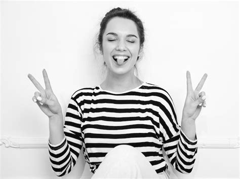 Modèle de fille belle femme brune avec du maquillage nude dans des vêtements d été hipster