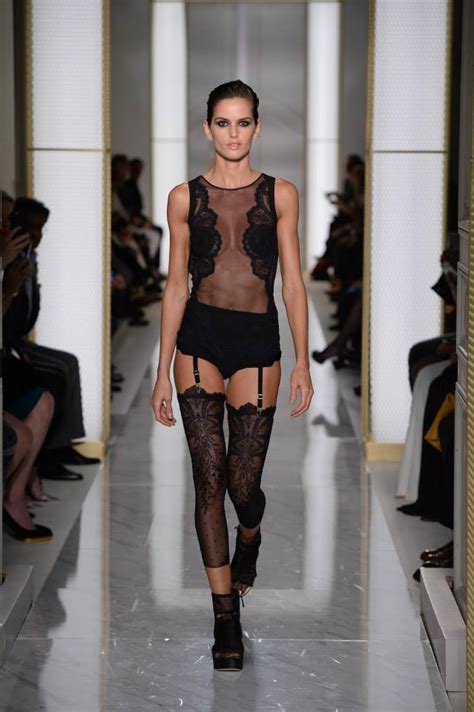 Aos anos Naomi Campbell é estrela de desfile de lingerie MoveNotícias