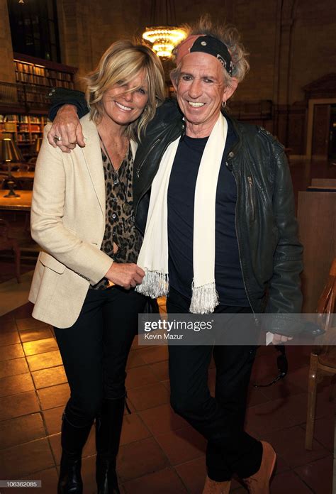 Patti hansen and keith richards backstage before he speaks about his