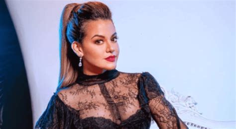 Flor Polo Se Muestra Radiante Con Esplendoroso Bikini Pastel Decorado Con Flores