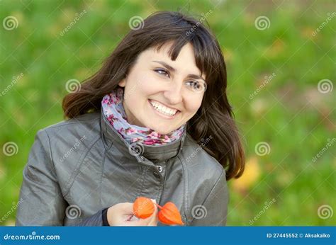 Belle Fille De Sourire De Brunette Photo Stock Image Du Brun Automne 27445552