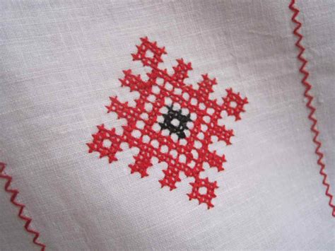 Машинная вышивка на льне