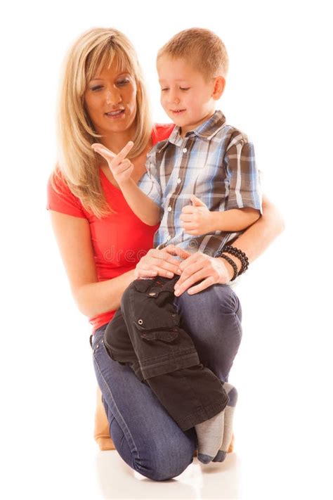 Portret Van Het Gelukkige Het Lachen Blonde Jonge Geitje Van Het Jongenskind Bij De Lijst Stock