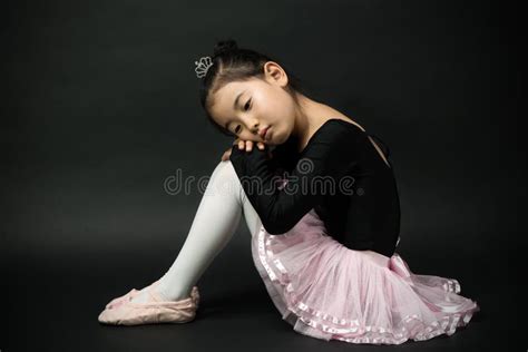 Port D une Perruque Blonde Et D une Fille Drôle D Asiatique D expression Du Visage Image stock