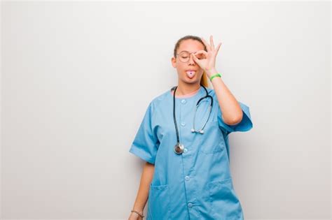 Joven Enfermera Latina Sonriendo Alegremente Con Cara Divertida