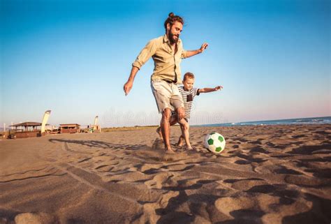 Le Football De Jeu De P Re Et Fils Sur La Plage Avec Un Grand Temps De