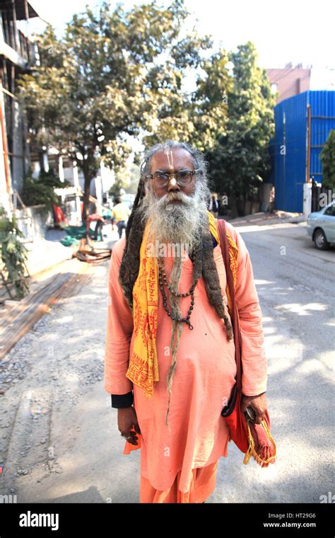 indian baba swami sadhu holyman sadhu davanti al tempio  haridwar