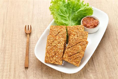 premium photo tempeh tempe goreng  fried tempeh indonesia