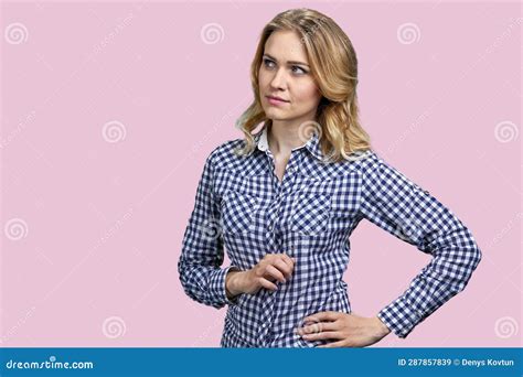 Portrait D Une Jeune Femme Blonde R Fl Chie En Levrette Image Stock Image Du Songeur Fille